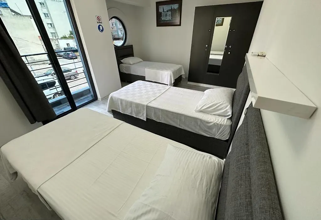 Hadrian'S Gate Family Hostel-1