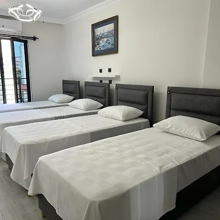 Hadrian'S Gate Family Hostel-3